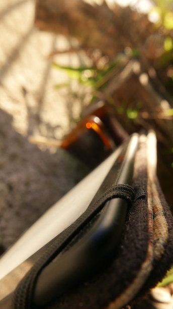 书和咖啡。桌上有个电子阅读器，特写角度。桌上有一个咖啡杯。读一本书。电子书籍。电子墨水的书。数字读者图片下载