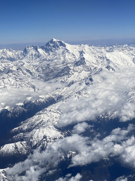 云层中的喜马拉雅山图片下载