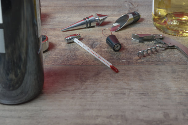 瓶装酒套装配件。额外的塞子，开启工具，开瓶器和温度计。在纹理表上。特写镜头。图片下载