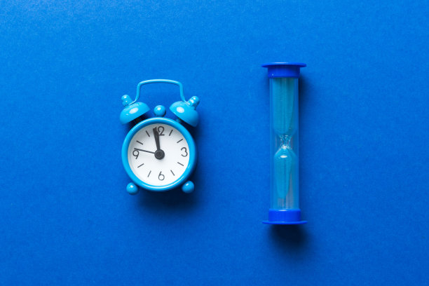 沙漏和时钟作为时间流逝的概念，用于业务截止日期，紧急情况和时间所剩无几图片下载