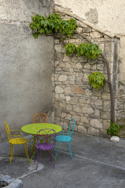 法国，莱克——2023年04月21日:普罗旺斯一个村庄的典型房屋里五颜六色的桌子和椅子图片下载