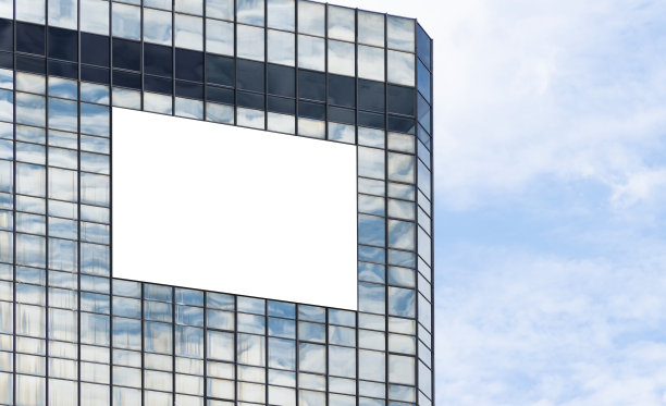 模拟白色大型LED显示屏垂直广告牌在塔式建筑。剪辑路径的模型图片下载