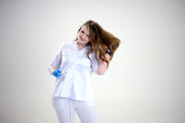 美丽的微笑性感的护士或女医生站在背景。图片下载