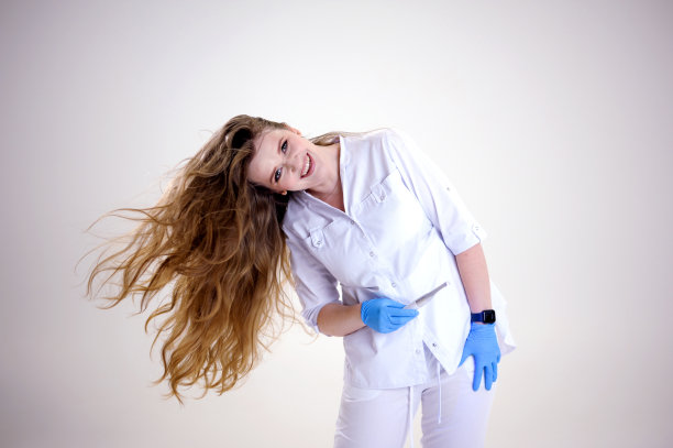 穿睡衣的女人拿着灰色背景的牙刷图片下载