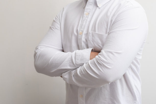 高管的中身肖像，双臂交叉，白色背景图片下载