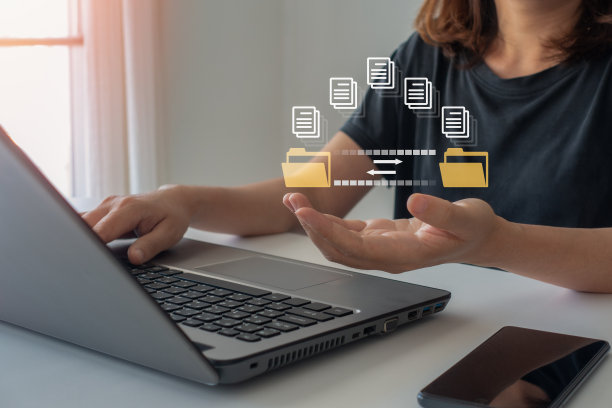 女子用手在虚拟屏幕上传送文件，以便在互联网上发送文件。数据传输，文件夹间数据的传输，备份数据，文件夹间文件的交换，DMS。虚拟文件。图片下载