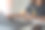 女子用手在虚拟屏幕上传送文件，以便在互联网上发送文件。数据传输，文件夹间数据的传输，备份数据，文件夹间文件的交换，DMS。虚拟文件。图片下载
