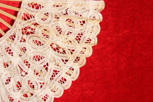 复古蕾丝手扇上的红色天鹅绒背景图片下载