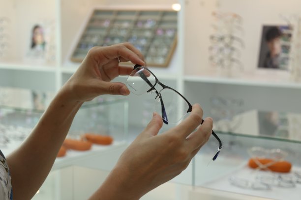 眼镜店的手持眼镜。眼镜店的手持眼镜图片下载
