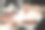 一张特写照片，描绘了商人们正在组装拼图。图片下载