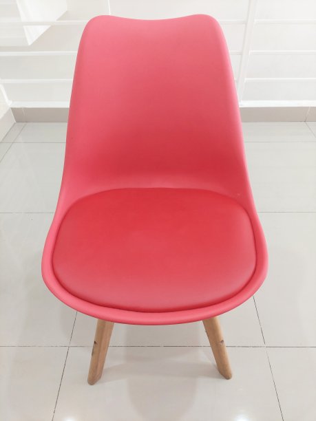 红色椅子，设计独特美观图片下载