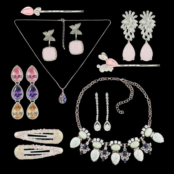 一套黑色背景的珠宝。耳环，发夹，链子，项链。图片下载