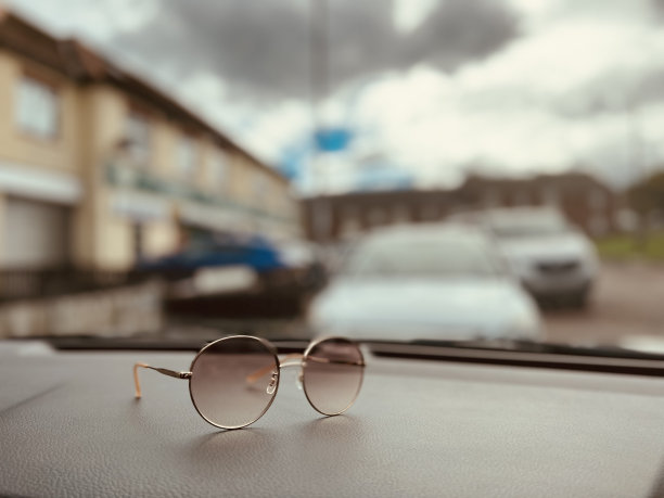 一辆汽车上的太阳镜与街景格格不入图片下载