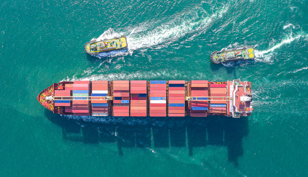 从空中俯瞰的货船运载集装箱进出口货物的客户，概念物流和供应链图片下载