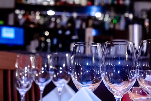 几杯葡萄酒。餐厅吧台上方挂着玻璃杯。空杯子喝酒。餐厅吧台上方架子上的葡萄酒和马提尼酒杯。夜生活图片下载