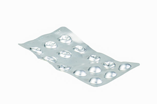 白色药片剂吸塑包装与前和后包装白色背景。高分辨率的照片有剪辑路径图片下载
