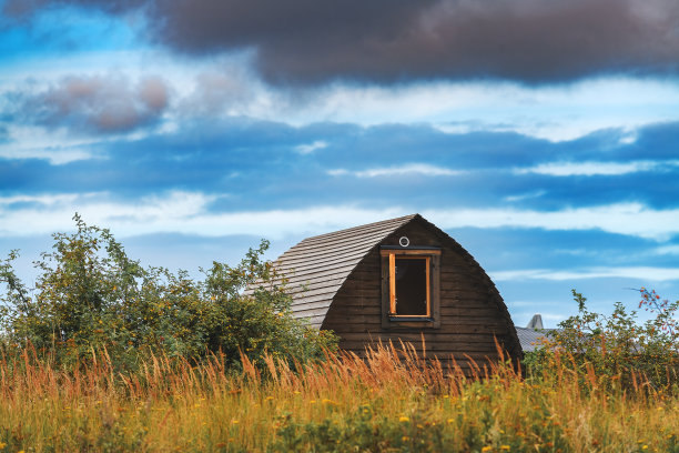 瑞典哈尔姆斯塔德附近卡特加特海的木制瑞典小屋海滨别墅。图片下载