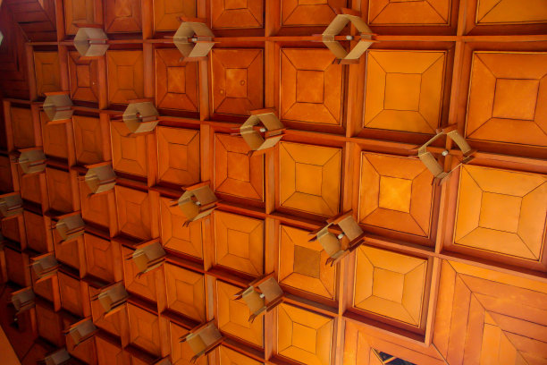 室内棕色木制天花板装饰着荧光灯图片下载