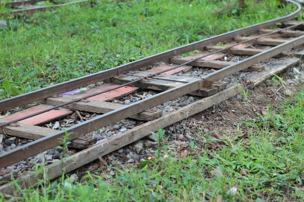 生锈和破损的儿童玩具铁轨图片下载