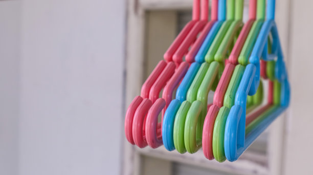 塑料材质的衣架，有多种颜色图片下载