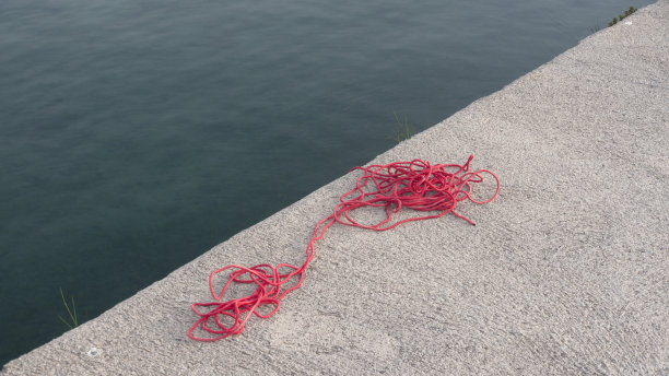 码头上的红色钓绳图片下载