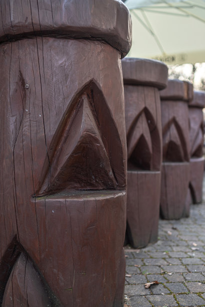 街上的木雕柱子，老式的圆木栅栏图片下载