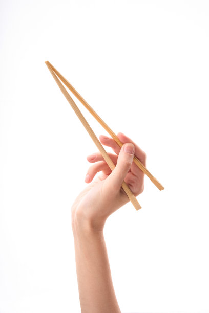 白色背景上的木制筷子。图片下载