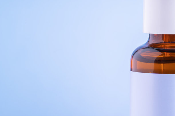 血清瓶接近蓝色背景。化妆品的背景。水疗中心的概念。图片下载