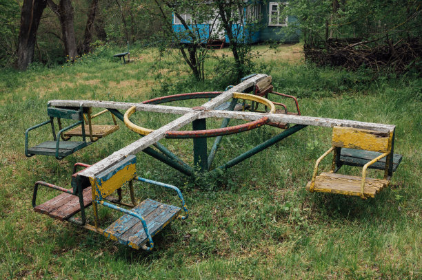 一个废弃的儿童秋千图片下载