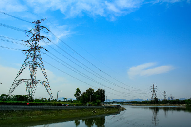 蓝天背景下的高压杆塔和高压输电线路。图片下载