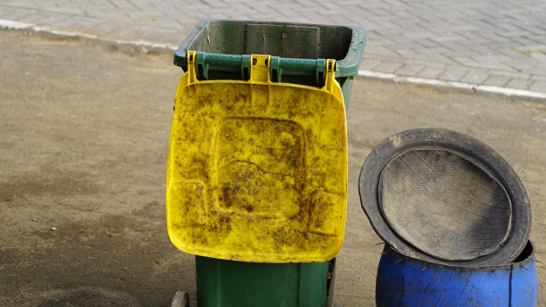 两个垃圾桶图片下载