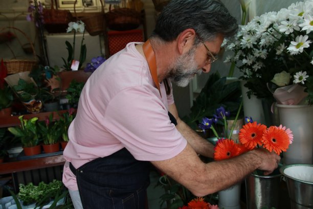 男人在他的花的故事中做装饰图片下载