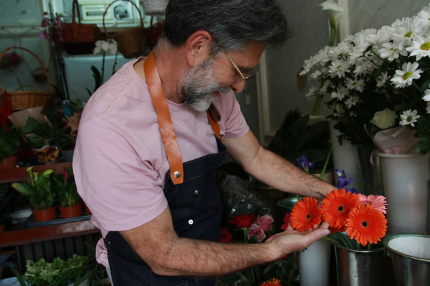 男人在他的花的故事中做装饰图片下载