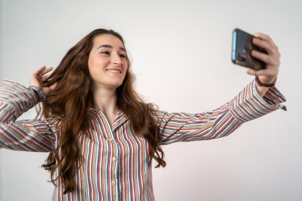 近距离照片可爱的孩子使照片穿着时尚的单衫孤立在灰色背景图片下载