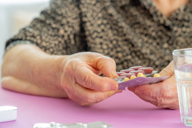 一位老妇人用药囊包着水泡图片下载