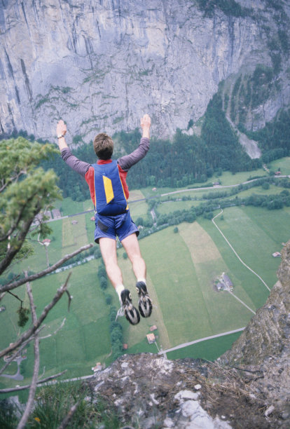 跳伞者从悬崖边缘跳下图片下载