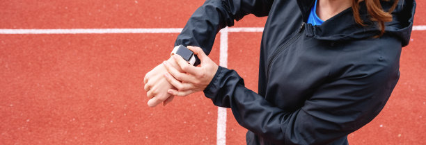 女运动员在锻炼时使用她的数字手表。图片下载