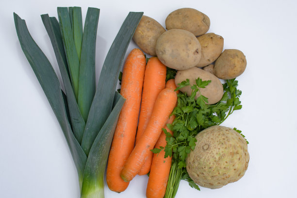 汤料:韭菜、土豆、胡萝卜、欧芹图片下载