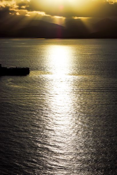 垂直鸟瞰图反射的金色夕阳天空在水面上图片下载