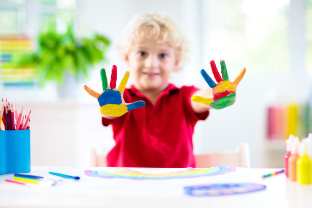 孩子们画画。孩子绘画。小男孩在画画。图片下载