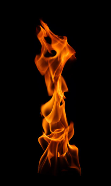 燃烧的火孤立在黑暗的背景上图片下载