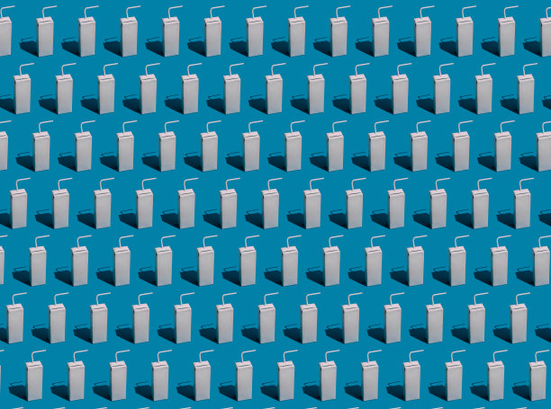 空白包装纸盒果汁和牛奶包装稻草与硬阴影在蓝色背景上，重复无缝图案。图片下载