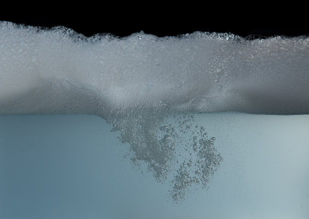 一层小气泡的特写，由水和洗洁精产生的气泡图片下载