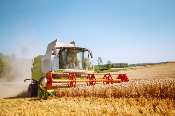 现代工业联合收割机收割图片下载