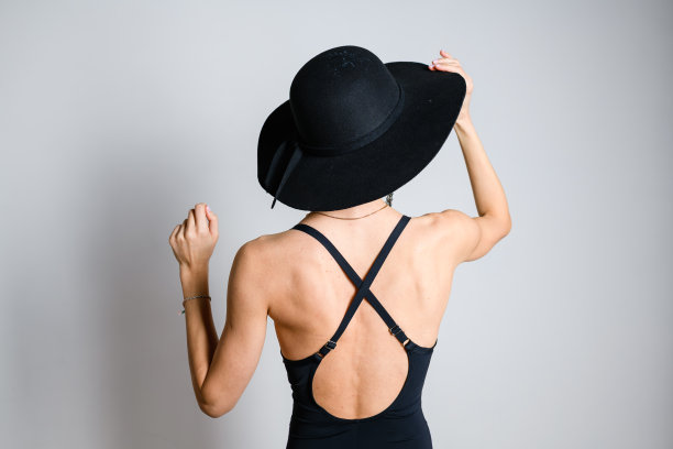 性感的女人带着边毡帽回来了图片下载