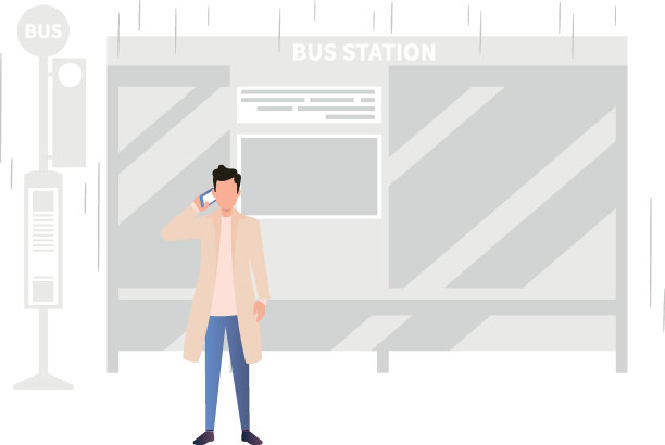 这个男孩站在公共汽车站。图片下载