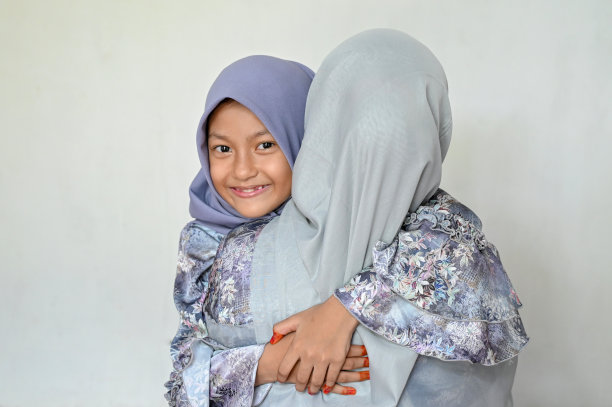 母女俩在宰牲节拥抱图片下载