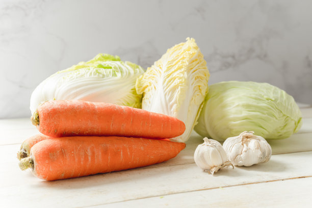 胡萝卜，大蒜，大白菜和卷心菜放在白板上图片下载