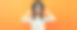 美丽的年轻女子的肖像，穿着白色条纹衬衫，在橙色背景上戴着黑色圆帽图片下载