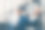 欢快的商人站在办公大楼附近，试图触摸虚拟现实中的东西图片下载